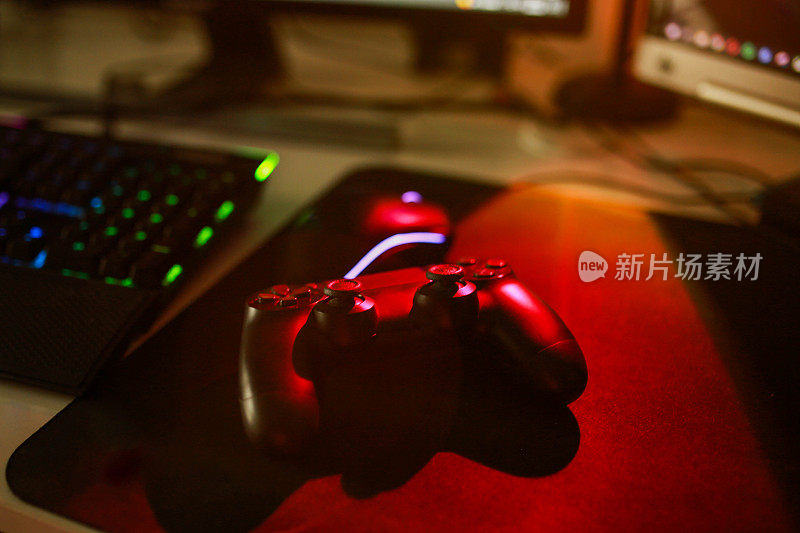 玩家工作空间概念，俯视图一个游戏设备，鼠标，RGB颜色的键盘，操纵杆，耳机，摄像头，VR耳机在黑色的桌子背景
