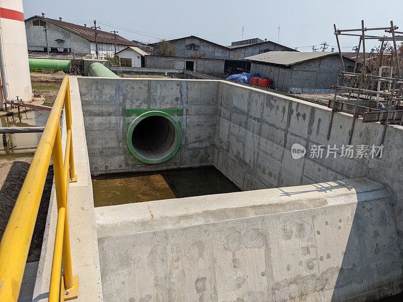 工业上混凝土污水池、污水孔照片。