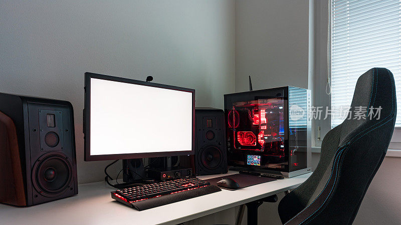 强大的个人电脑游戏装备与白色屏幕。专业游戏空室工作室配有霓虹灯和RGB功能强大的电脑、键盘和鼠标。pc显示器上的白色屏幕。