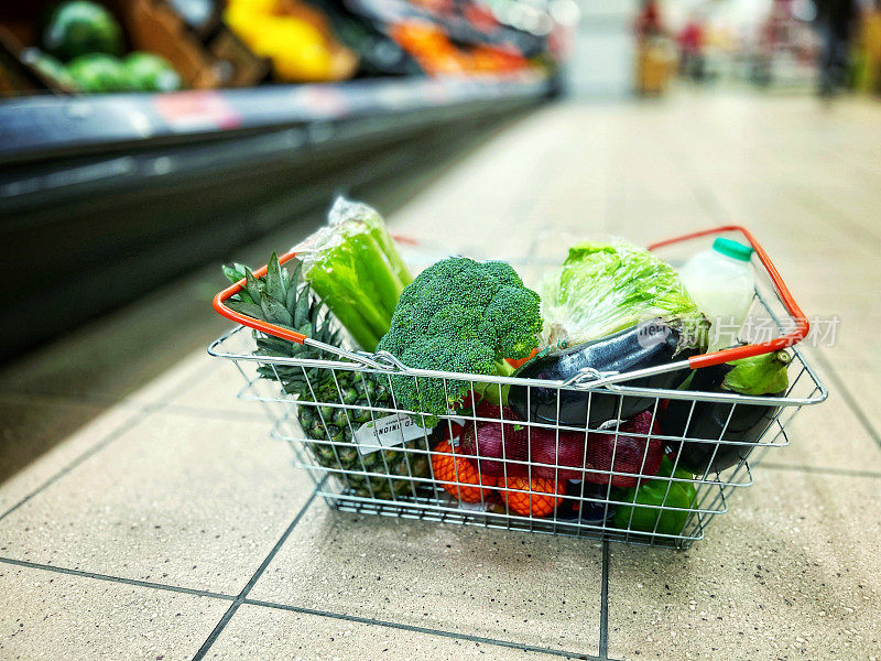 超市过道里装满健康食品的购物篮