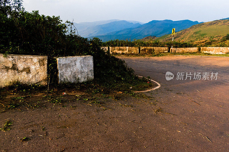 山路弯道险峻，山路弯道蜿蜒。