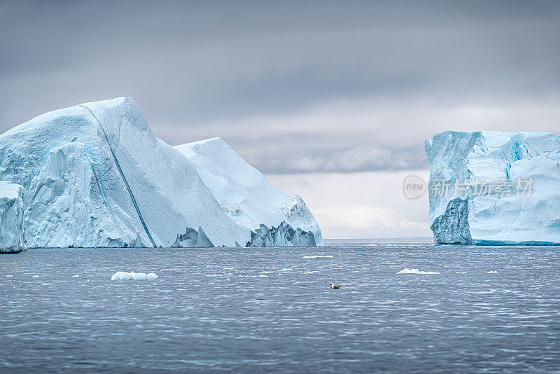 北极的冰山。迪斯科湾。西格陵兰岛。夏天的午夜太阳和冰山。冰峡湾的大蓝冰。受气候变化和全球变暖影响