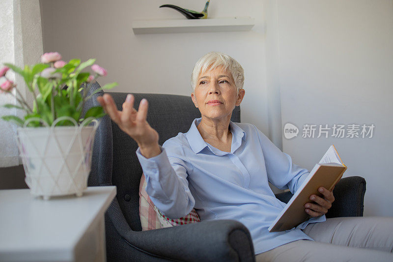 快乐的女人在家看书