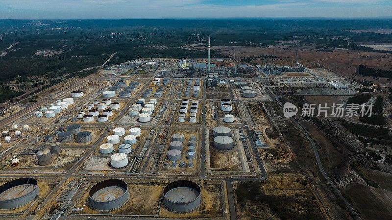 工业综合体鸟瞰图，在这里原油被转化为成品油，储存地点用于分销。