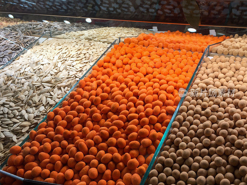 坚果和种子在市场货架上