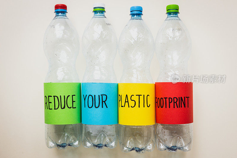 减少你的塑料足迹，手写塑料瓶，环保理念，减少我们身边的塑料，关爱地球和子孙后代