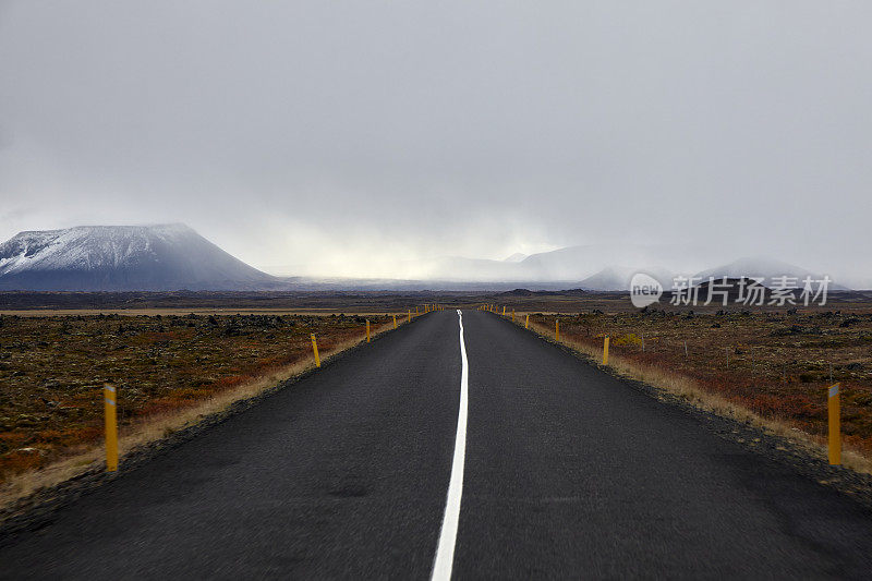 冰岛北部，秋天空无一人的道路，漆黑的天空