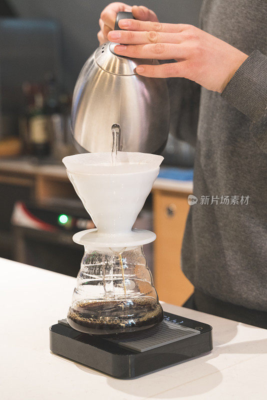 V60咖啡冲泡和供应图片