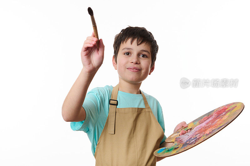 才华横溢的少年，艺术家画家调色板彩色油画，在镜头前用画笔作画。