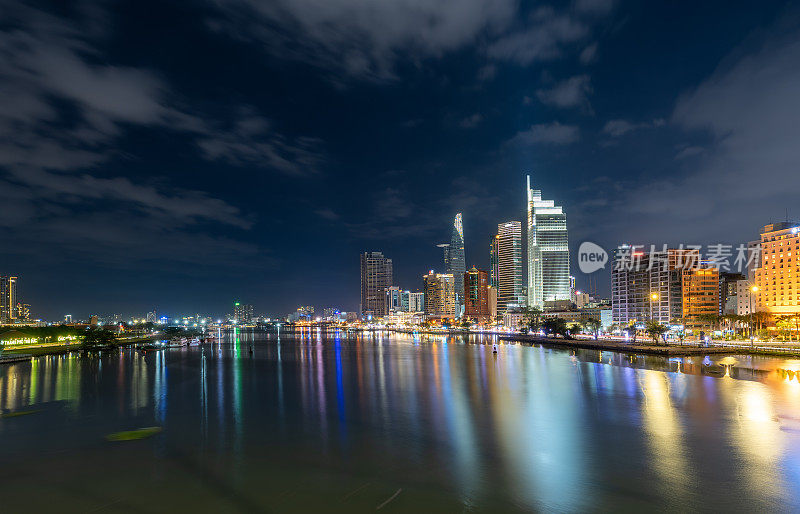 夜景胡志明市天际线和摩天大楼在胡志明市市中心的心脏业务中心