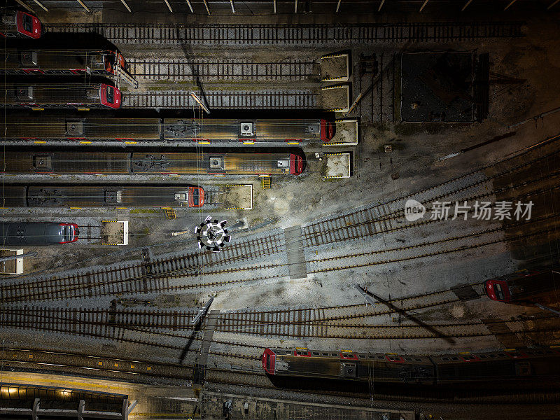里斯本夜间客运列车的航拍图片