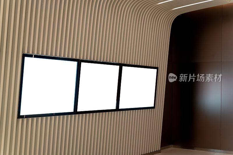 一个现代购物中心墙上的空广告牌的特写镜头