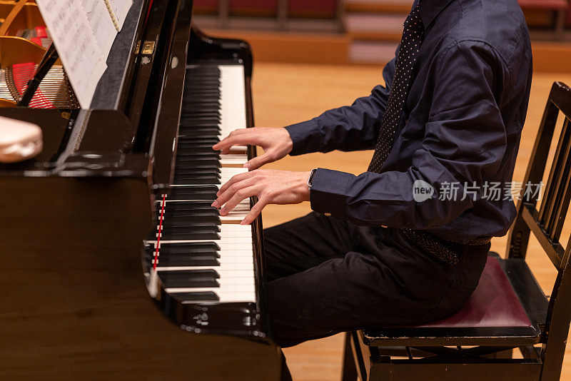 日本音乐家在音乐厅弹钢琴的特写镜头