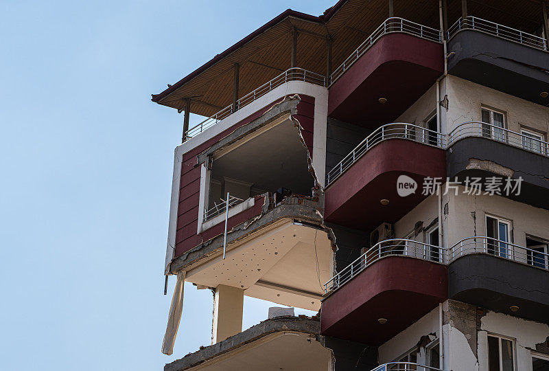 地震后倒塌的建筑物残骸