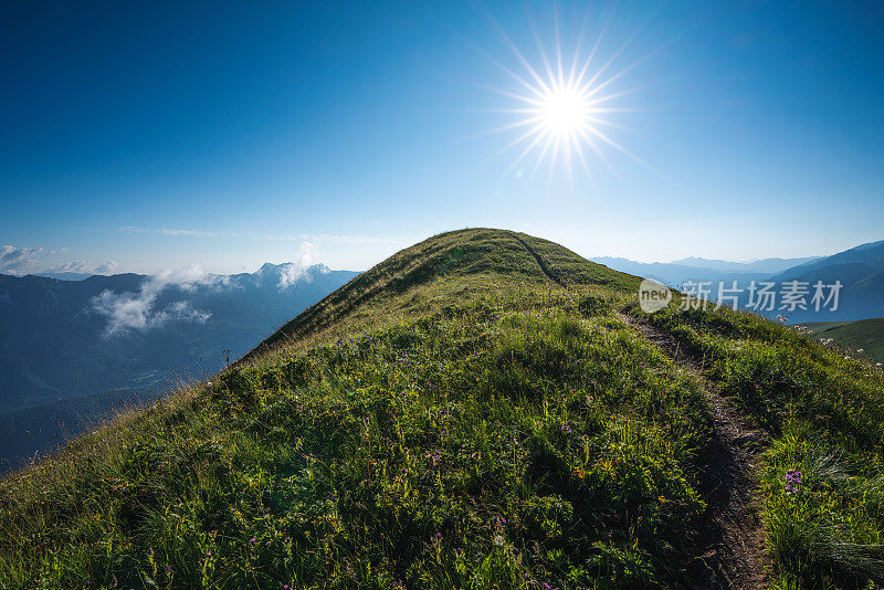 高加索山脉的Bzerpi峰令人惊叹的景色。日落时分的瀑布山脉。