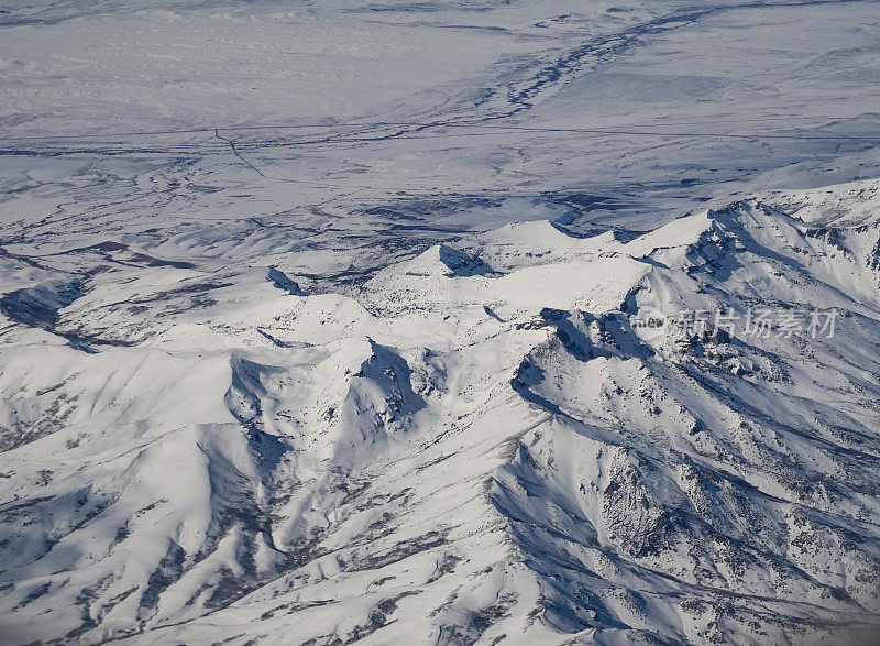 冬季北内华达山脉的鸟瞰图。