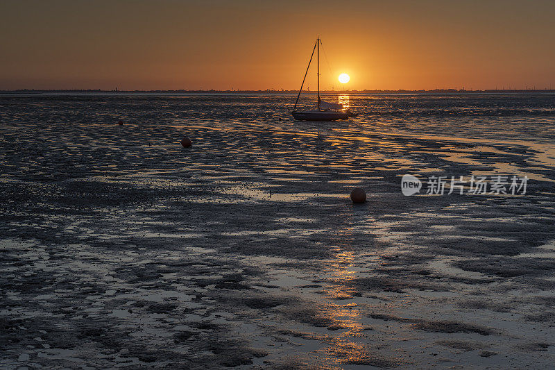 瓦登海退潮时的日落