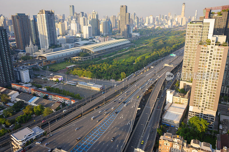 日出观景街路曼谷拉查达在工作日泰国曼谷