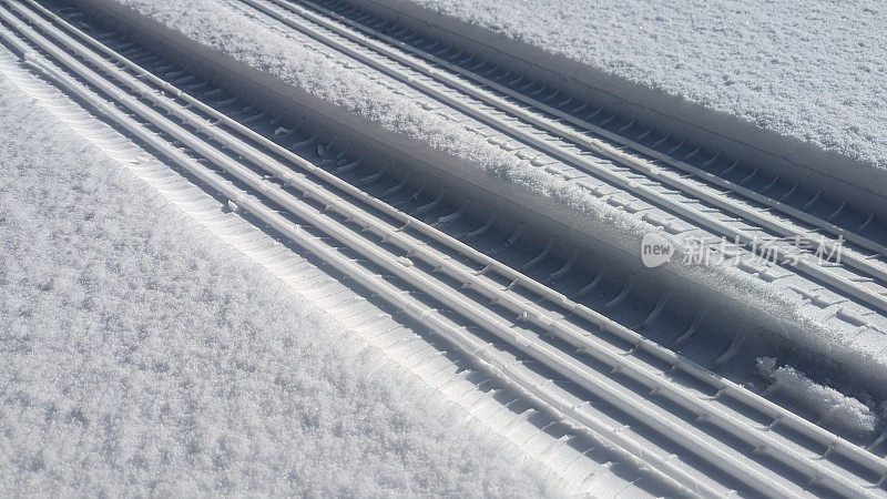 轮胎的雪痕