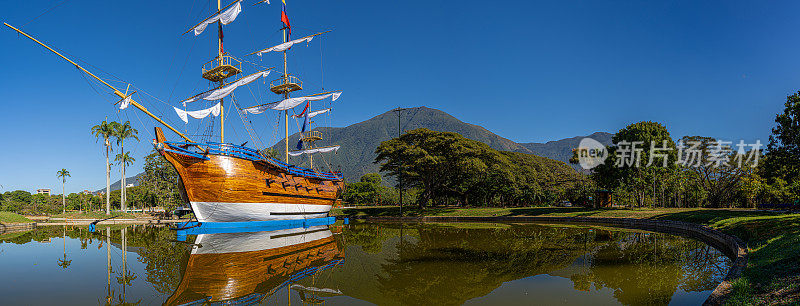 位于埃斯特公园的利安德船，背景是埃尔阿维拉山。加拉加斯,委内瑞拉。