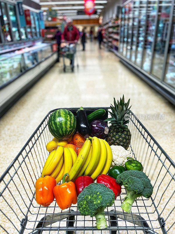 在购物车里选择健康的水果和蔬菜