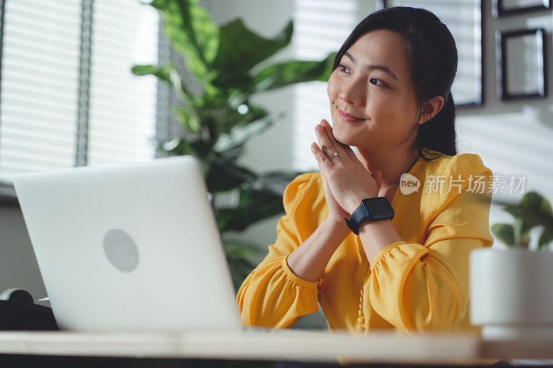 亚洲女人开心的笑着感觉坠入爱河。