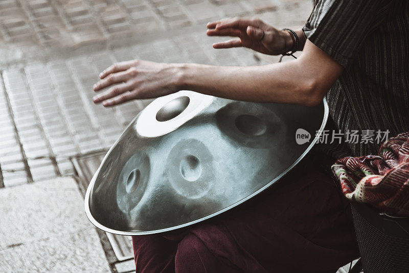 在西班牙的圣克鲁斯-德特内里费，街头音乐家在手盘上演奏