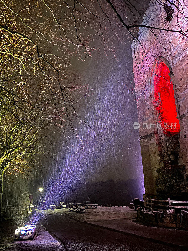 英国约克郡北部历史小镇纳雷斯伯勒的雪景