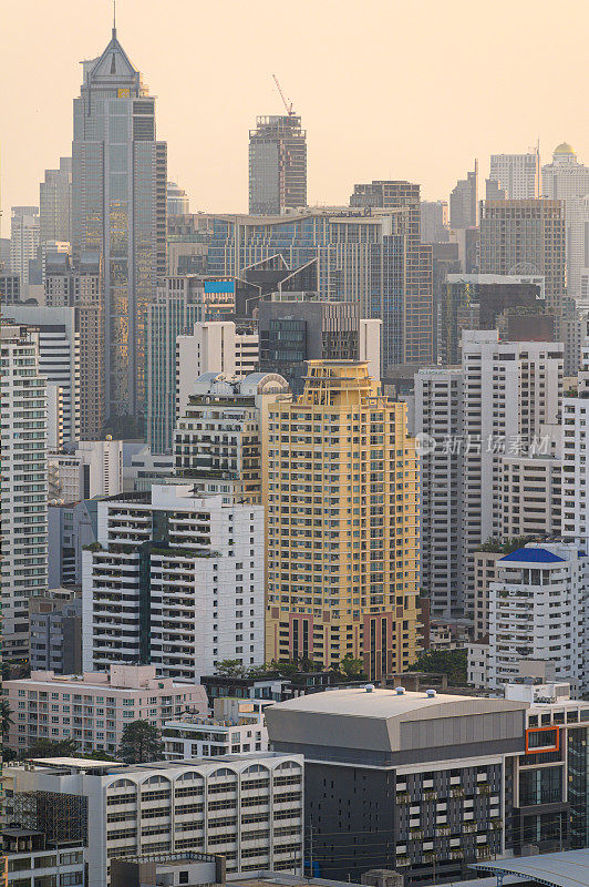 从空中俯瞰泰国曼谷市中心的未来主义摩天大楼