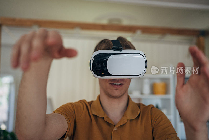 男子使用VR头显