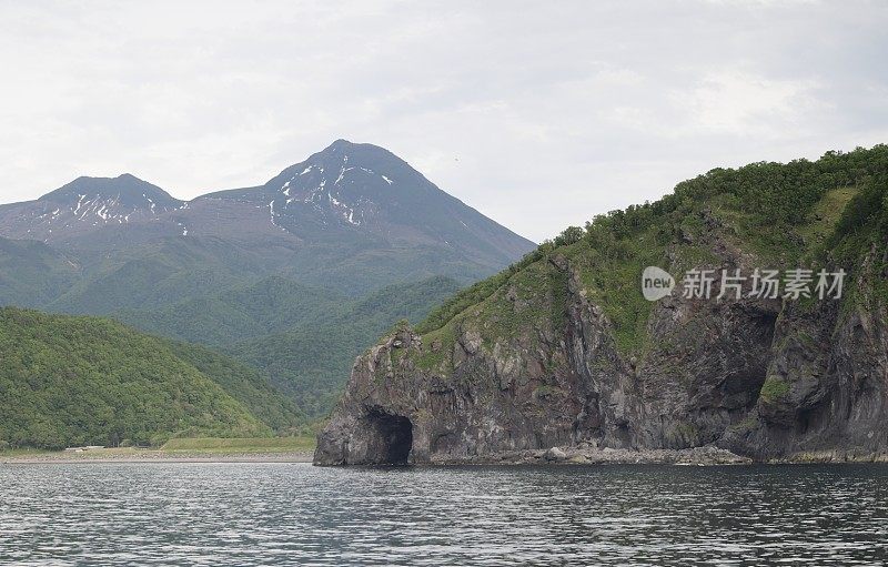 洞穴和山的Shiretoko国家公园，日本