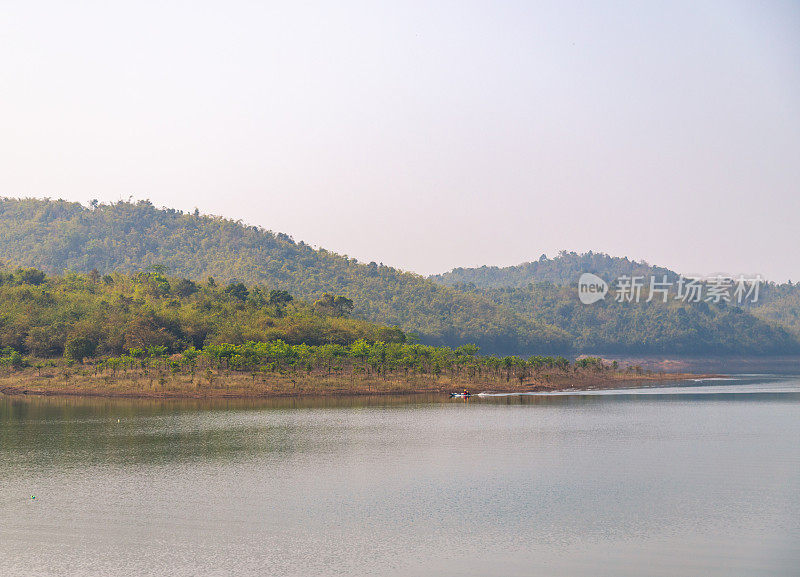 宁静的湖边丘陵景观，德农省