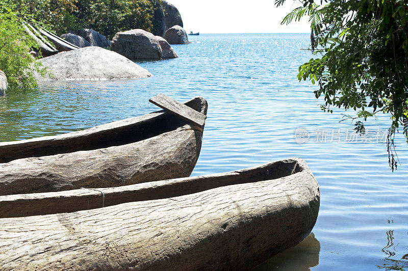 独木舟聚集在马拉维湖岸边，马拉维，非洲