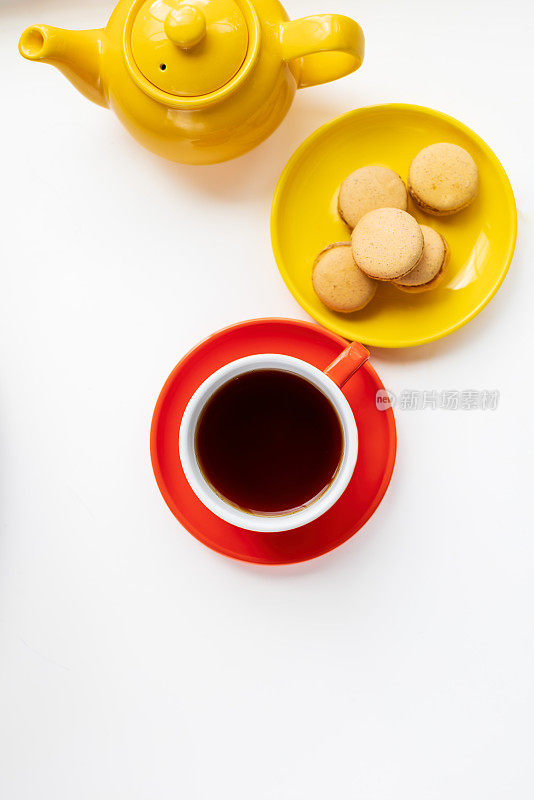 一杯茶，一个茶壶和一盘马卡龙