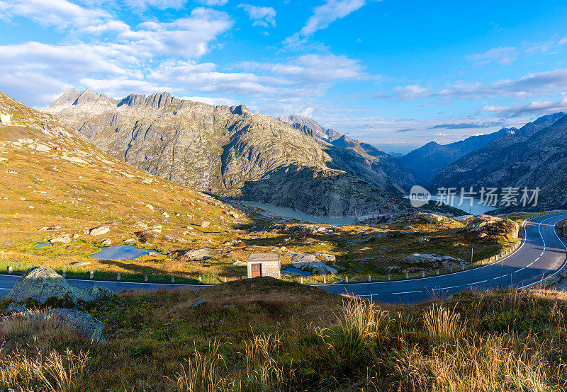 瑞士阿尔卑斯山的山地景观，有公路和水库