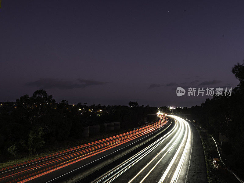 夜间城市多车道高速公路