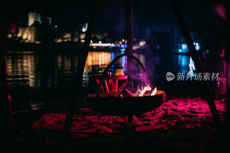 户外壁炉燃烧在夜间海滩派对