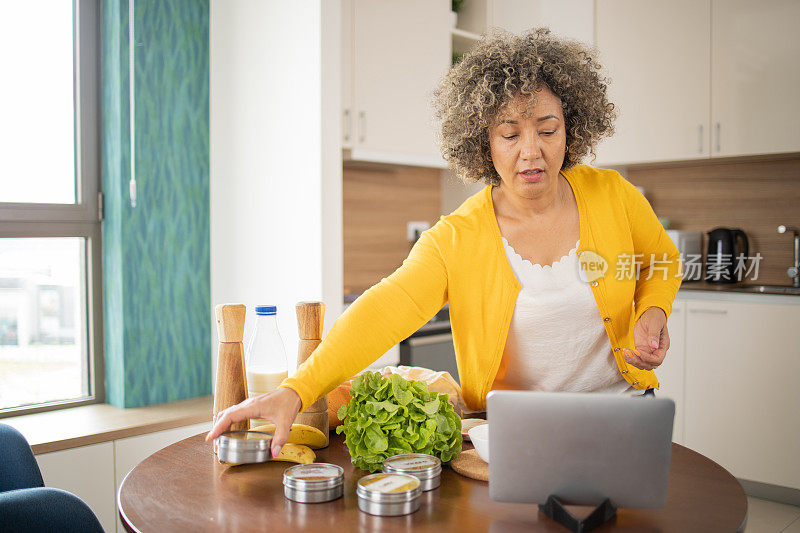 一个成熟的女人正在准备一顿饭