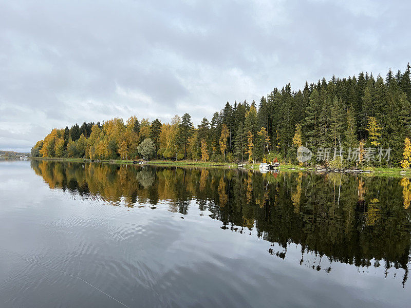 芬兰秋湖垂钓自然森林荒野