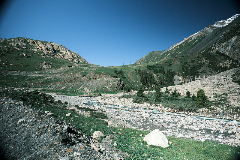 河流在山沟中流动