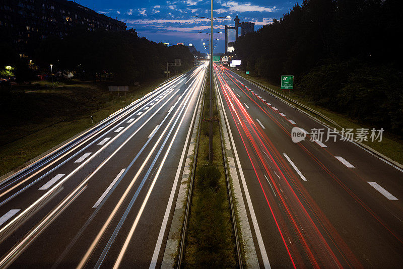 高速公路上的汽车交通灯发出的光