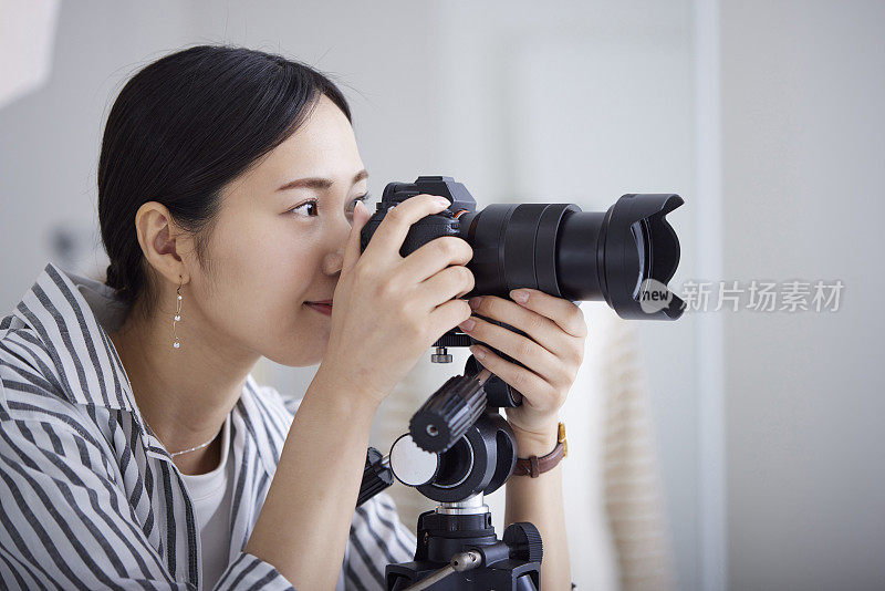 日本年轻的女摄影师