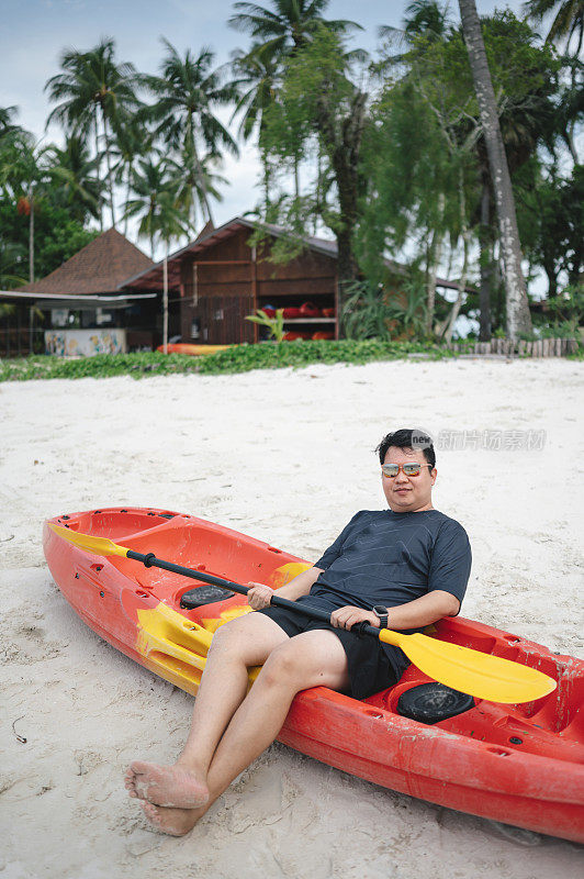 自信加上尺寸超重亚洲男子划桨皮艇旅行在大海再次蔚蓝的天空在泰国甲米