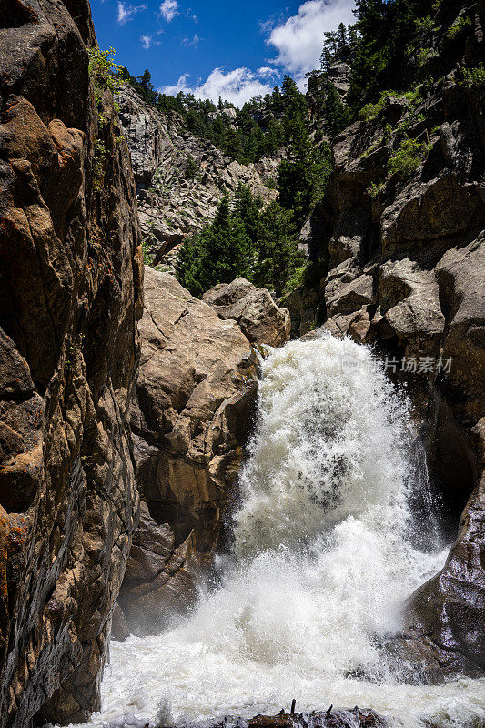 在一个多雨的春天之后的夏天，博尔德瀑布在博尔德峡谷大道附近徒步旅行