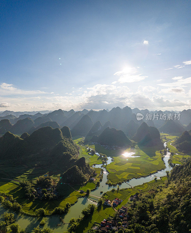 芳南河谷空中景观，越南曹邦省极具风光的景观，有河流、自然、绿色的稻田