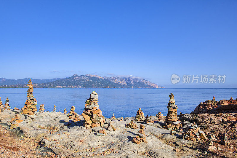 阿巴塔克斯的岩石海岸线，意大利撒丁岛东海岸的一个沿海村庄