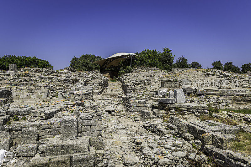 特洛伊南门遗址六至七。特洛伊古城的历史可以追溯到公元前3000年，位于土耳其恰纳卡莱省的希萨尔里克。
