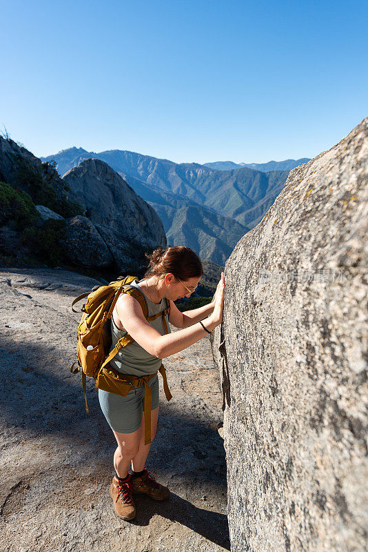 岩石上的女孩。摩洛岩石小径，悬挂岩石小径，红杉国家公园，加利福尼亚