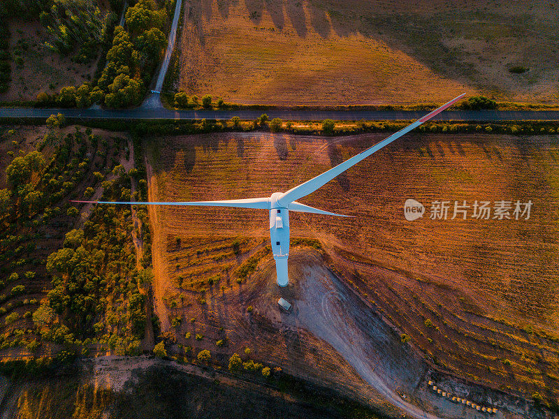 鸟瞰图的风力涡轮机在一个乡村场景在日落时间在葡萄牙南部