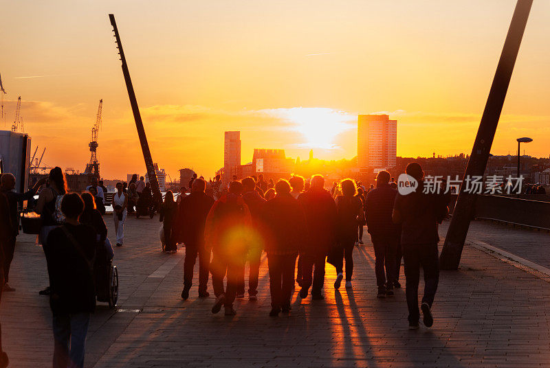 人们在汉堡港的夕阳下